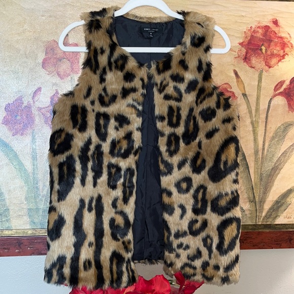Romeo & Juliet Couture Leopard Print Faux Fur Black & Tan Vest Medium NWOT - Picture 2 of 10
